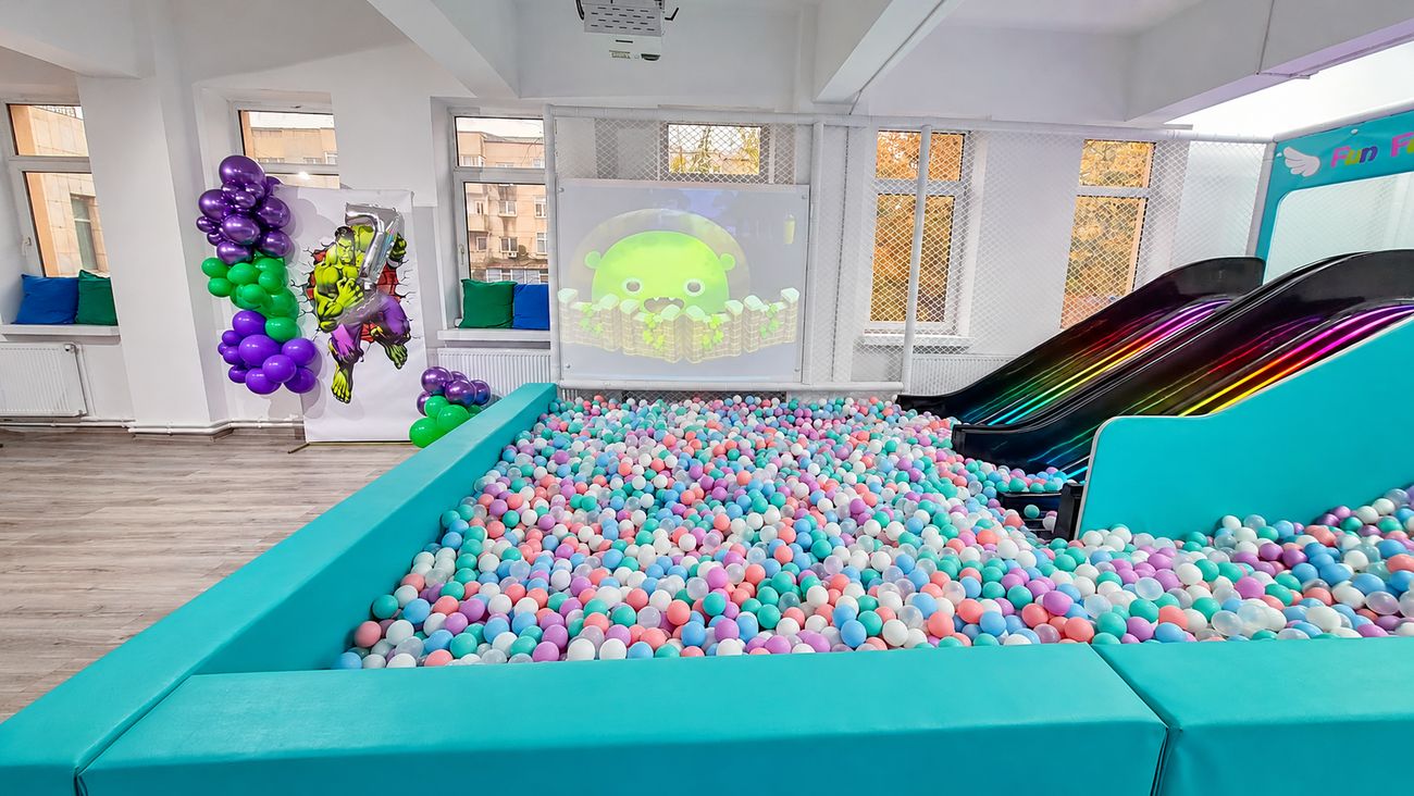 Piscina cu mii de bile pastel și toboganele cu lumini LED