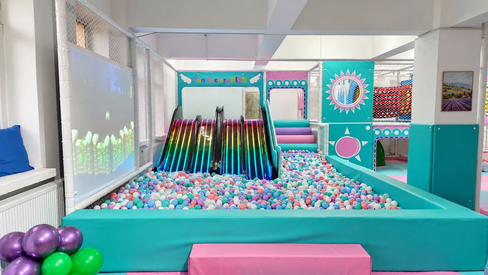 Piscina cu bile pastel și toboganele cu lumini de la Fun Factory Kids